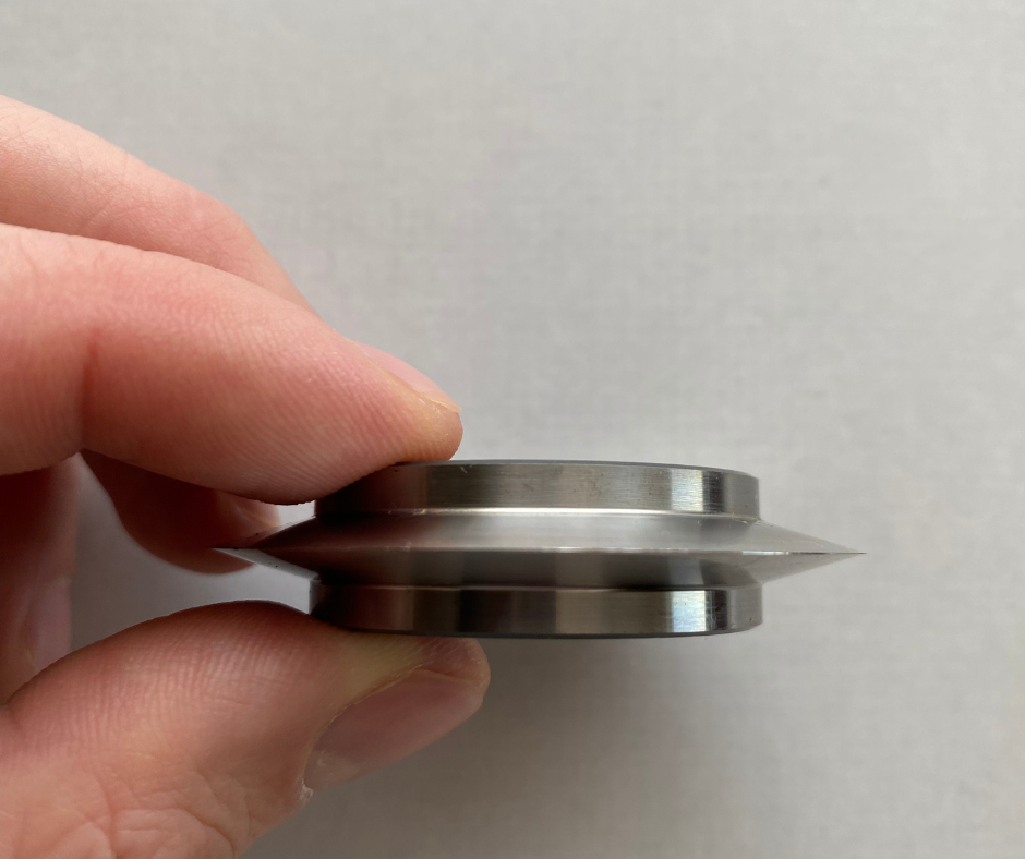 Aukštos kokybės nužievinimo mašinos ašmenys, pagaminti iš grūdinto plieno. Skirti laidų izoliacijos pašalinimui, užtikrinant tikslų pjovimą ir ilgaamžiškumą. Tinka įvairių diametrų laidams perdirbti.