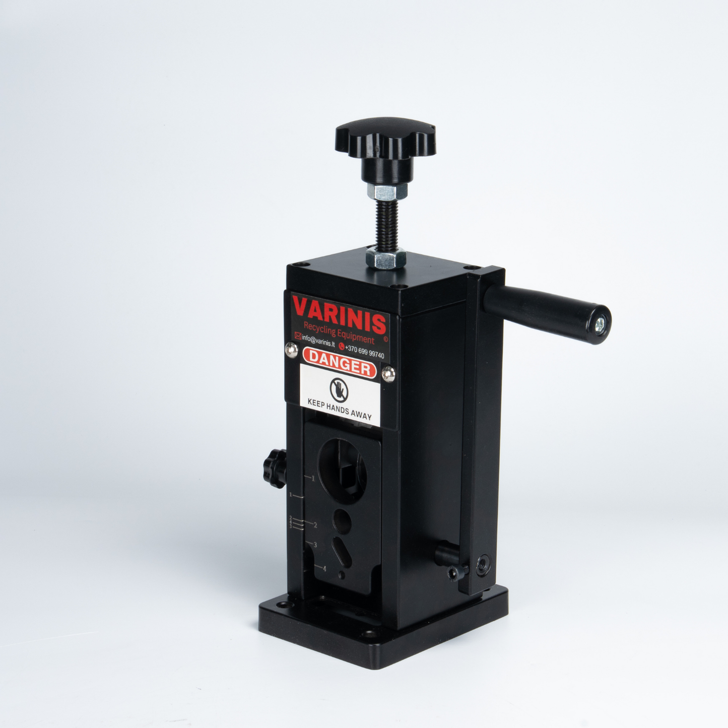 Rankinis kabelių nužievinimo aparatas – efektyvus įrankis laidų ir kabelių izoliacijai pašalinti. Laidų nuožievinimo mašina su tvirta konstrukcija, tinkama įvairaus storio kabeliams. Patogi ir lengvai naudojama kabelių nuožievinimo mašina, skirta greitam ir saugiam vario bei aliuminio atskyrimui nuo PVC dangos.