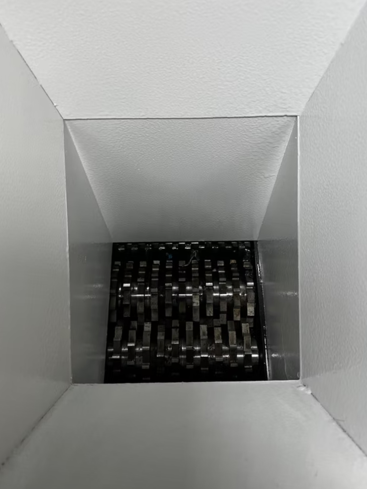 Smulkintuvo peiliai skirti kabeliams, plastikui ir kartonui efektyviam smulkinimui
